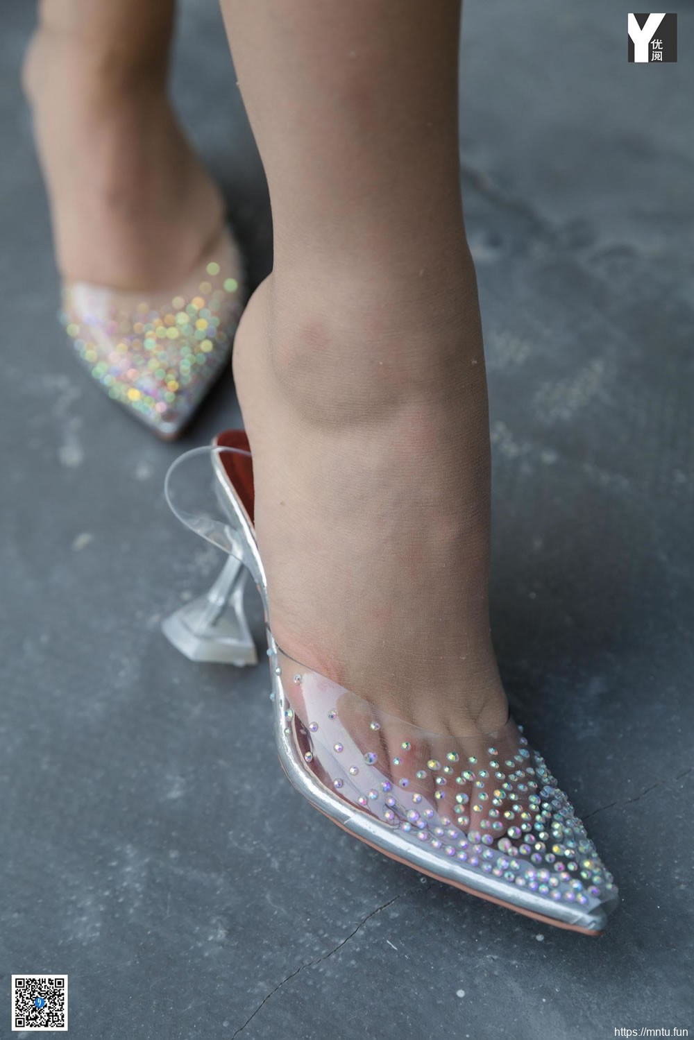 [异思趣向IESS] 模特 秋秋 《女友的家门口》