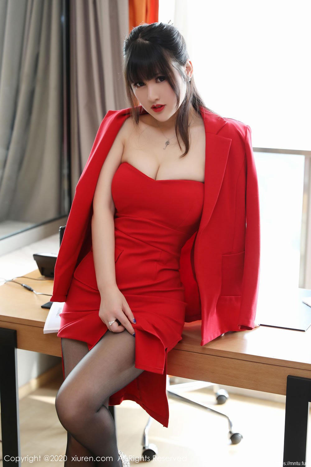 [秀人XIUREN] No.2087 诗诗kiki 《白色的职业装与魅惑黑丝》