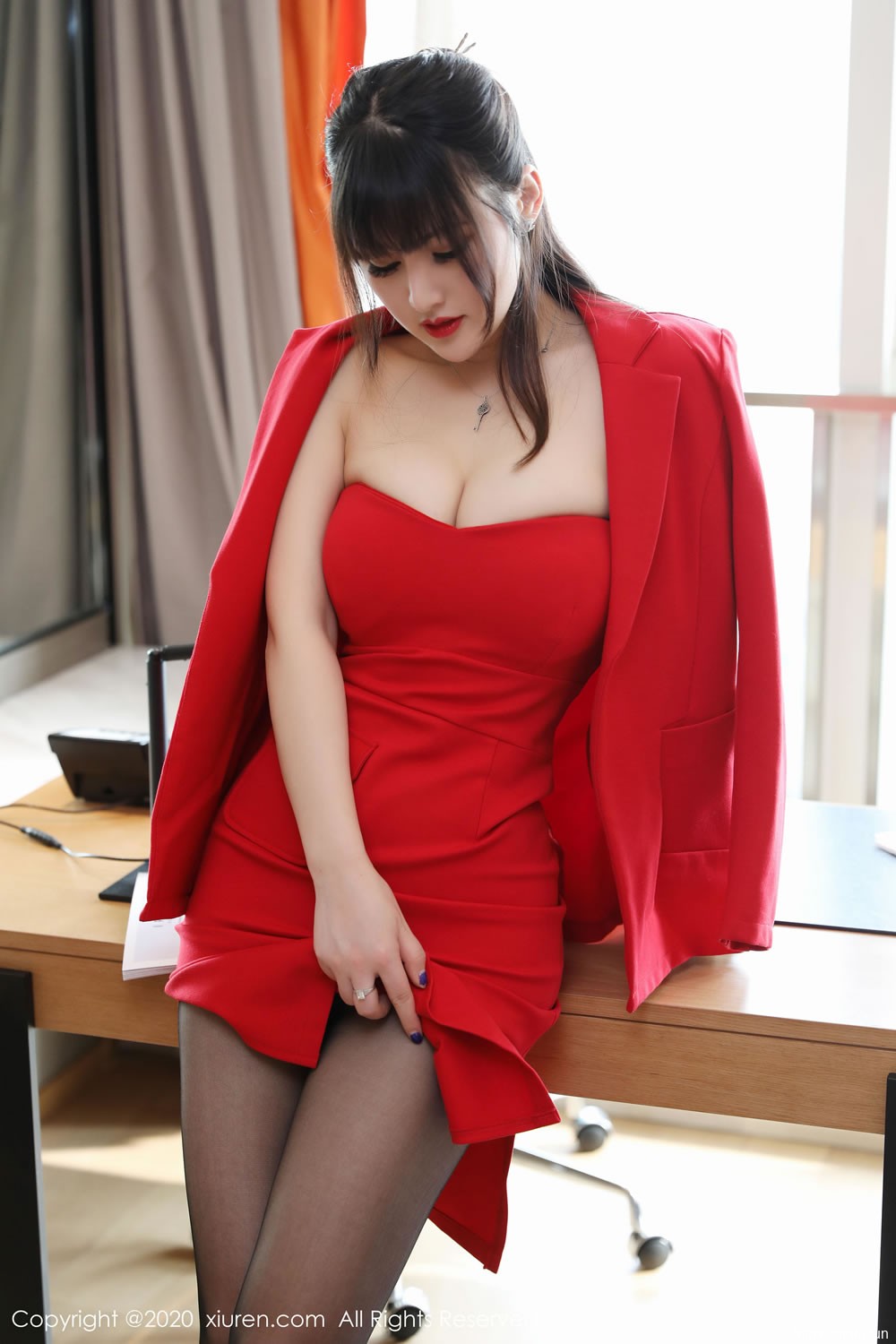 [秀人XIUREN] No.2087 诗诗kiki 《白色的职业装与魅惑黑丝》