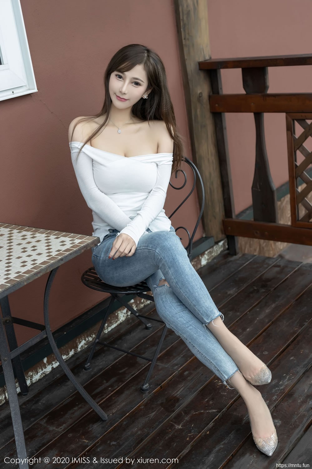 [爱蜜社IMiss] Vol.452 Lavinia肉肉 《性感牛仔裤+美腿丝袜》