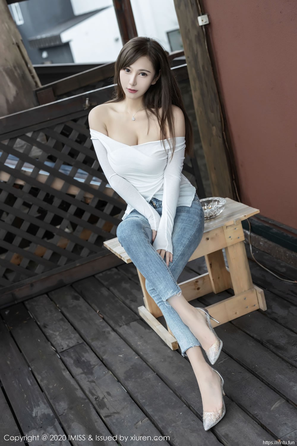 [爱蜜社IMiss] Vol.452 Lavinia肉肉 《性感牛仔裤+美腿丝袜》