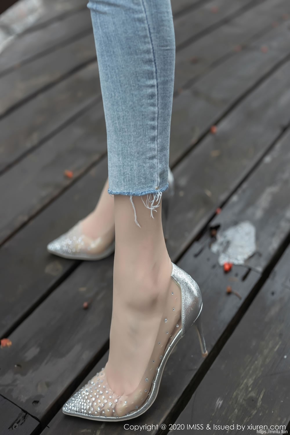 [爱蜜社IMiss] Vol.452 Lavinia肉肉 《性感牛仔裤+美腿丝袜》