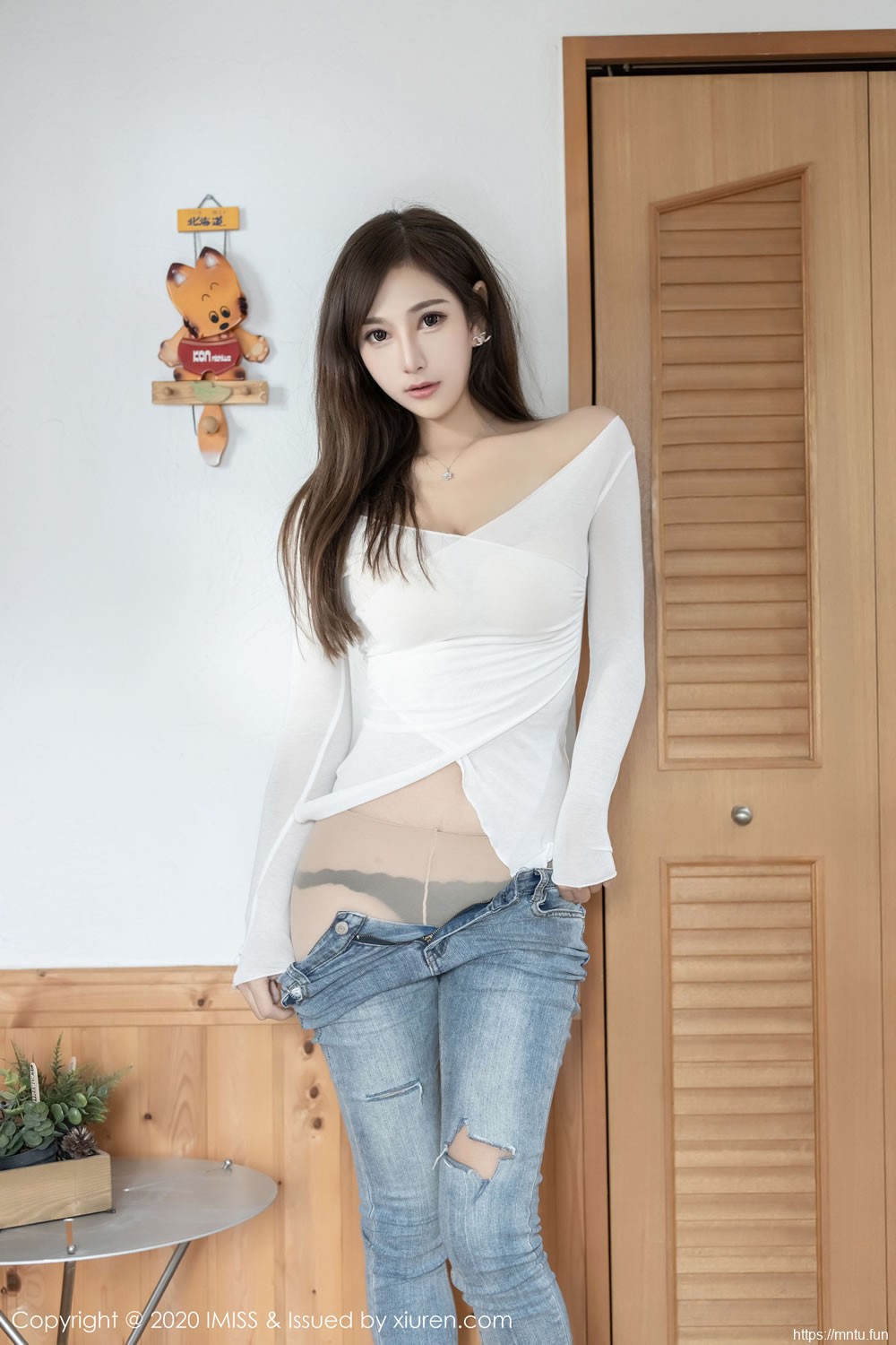 [爱蜜社IMiss] Vol.452 Lavinia肉肉 《性感牛仔裤+美腿丝袜》