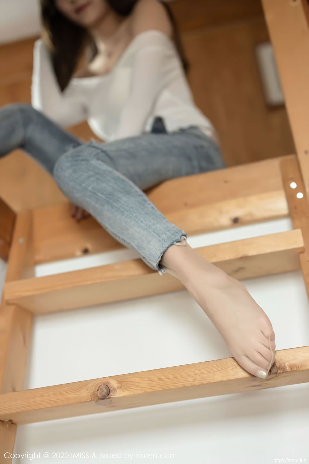 [爱蜜社IMiss] Vol.452 Lavinia肉肉 《性感牛仔裤+美腿丝袜》