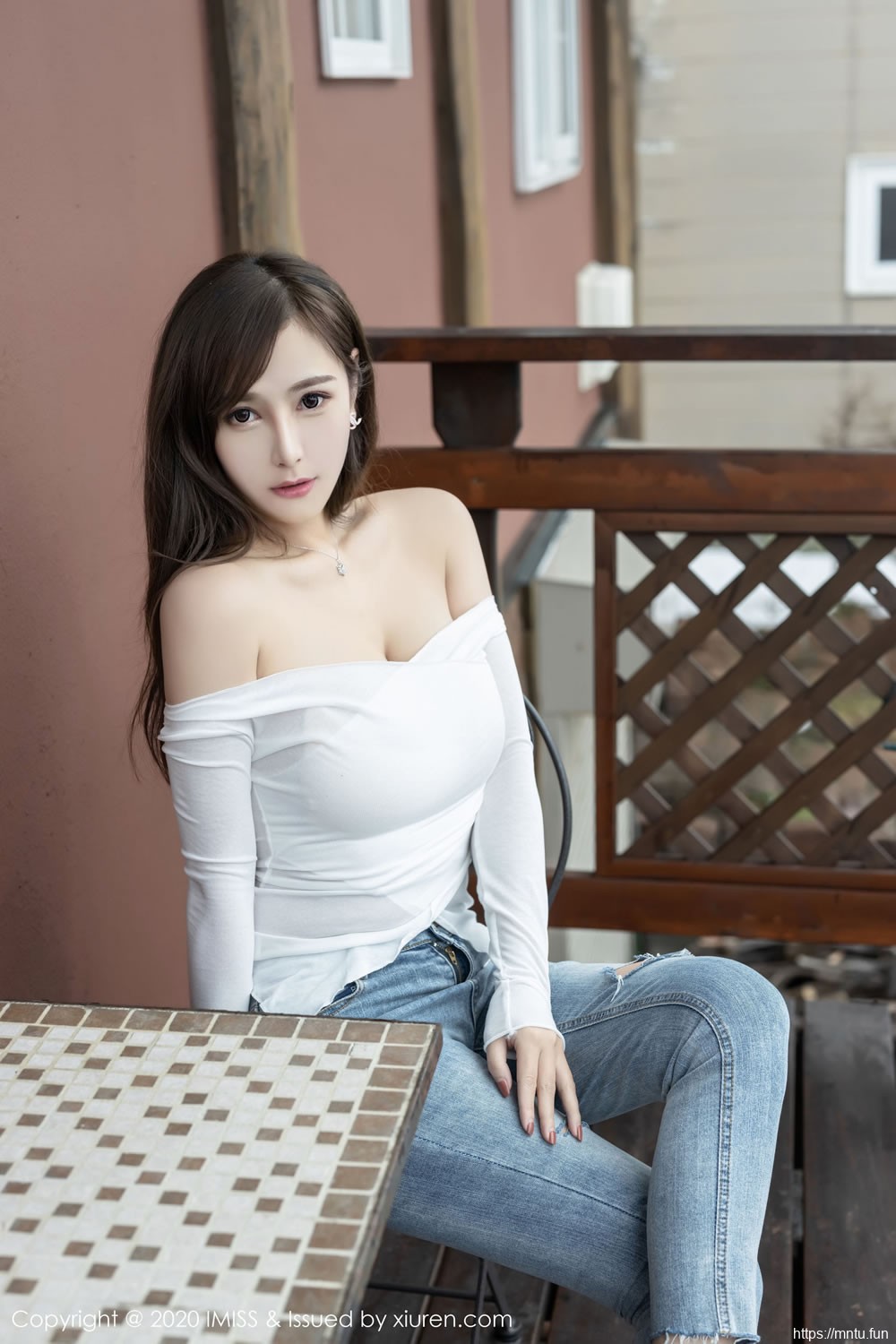 [爱蜜社IMiss] Vol.452 Lavinia肉肉 《性感牛仔裤+美腿丝袜》