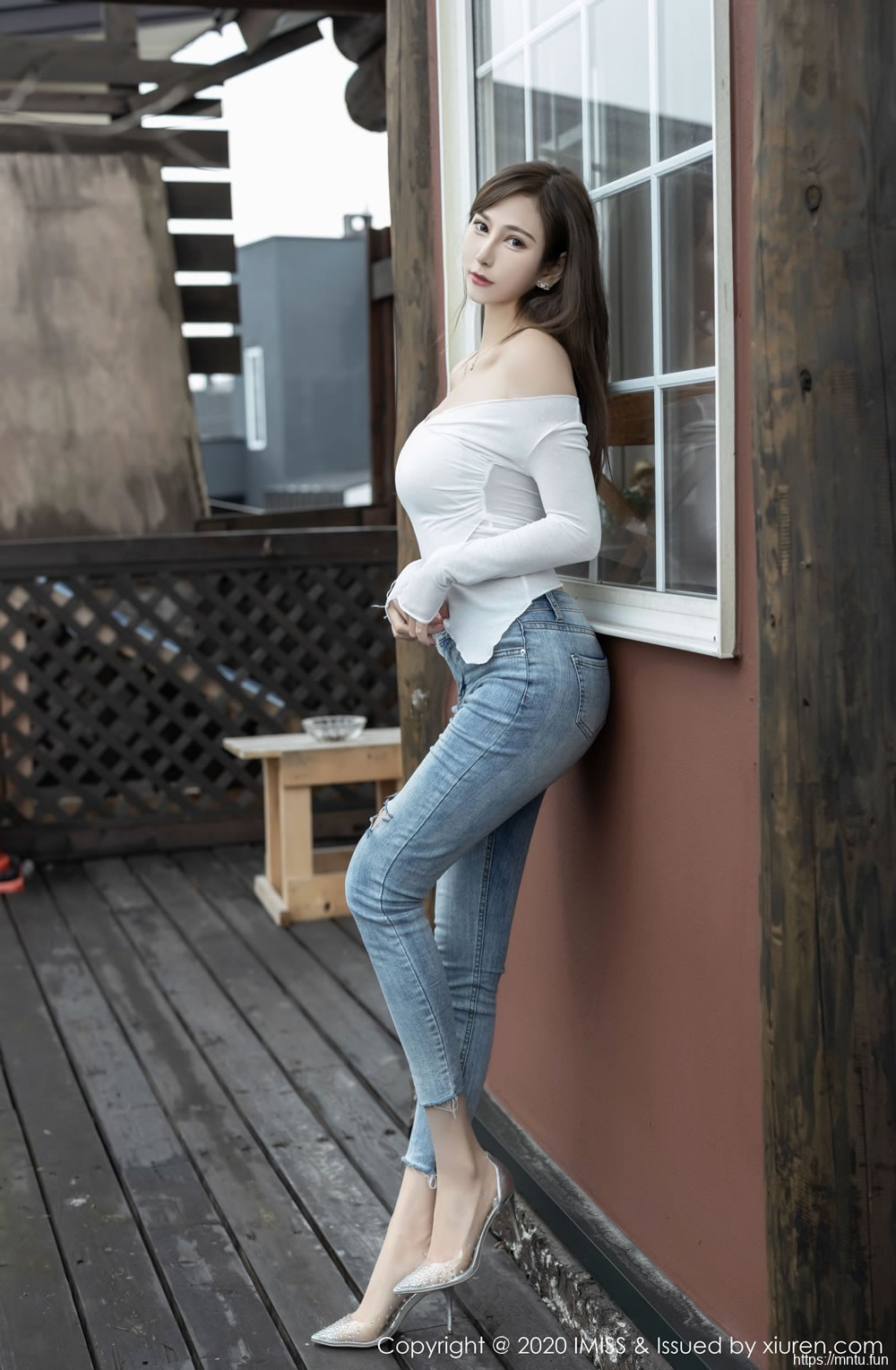 [爱蜜社IMiss] Vol.452 Lavinia肉肉 《性感牛仔裤+美腿丝袜》