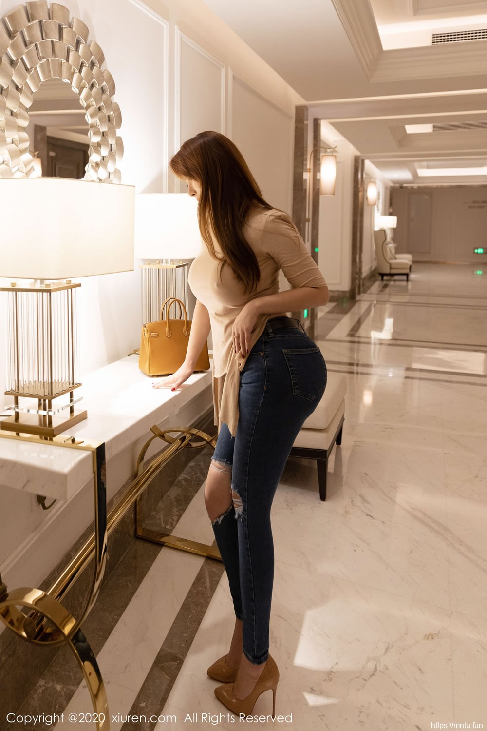 [秀人XIUREN] No.2038 Egg-尤妮丝Egg 《牛仔裤之下的美尻与真空》