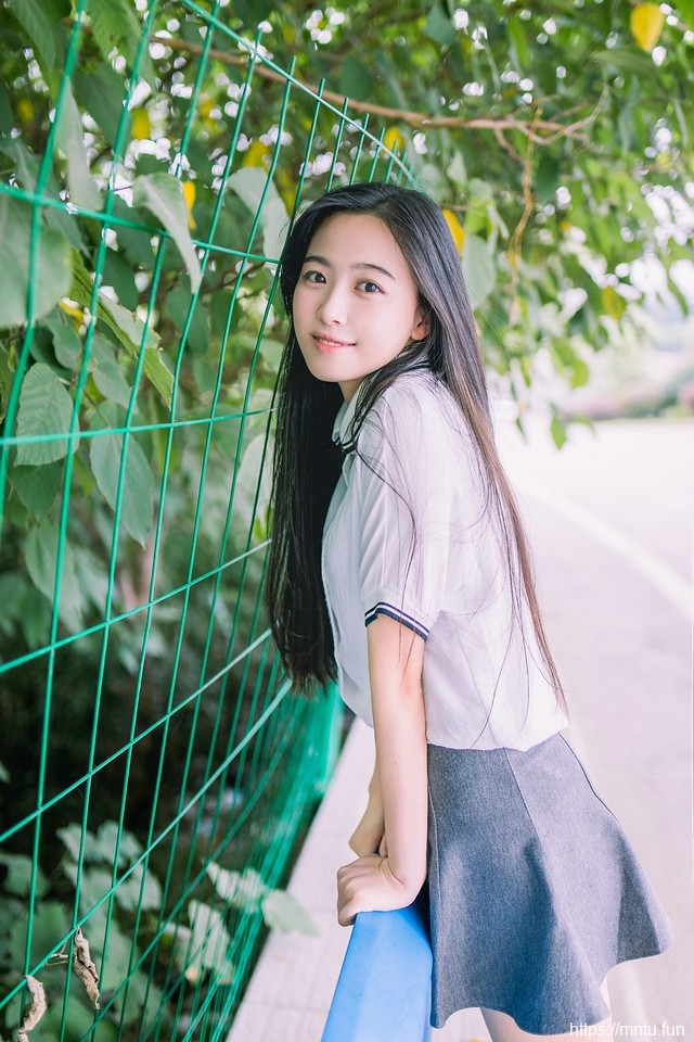 黑长直校服清新氧气美女大眼灵动