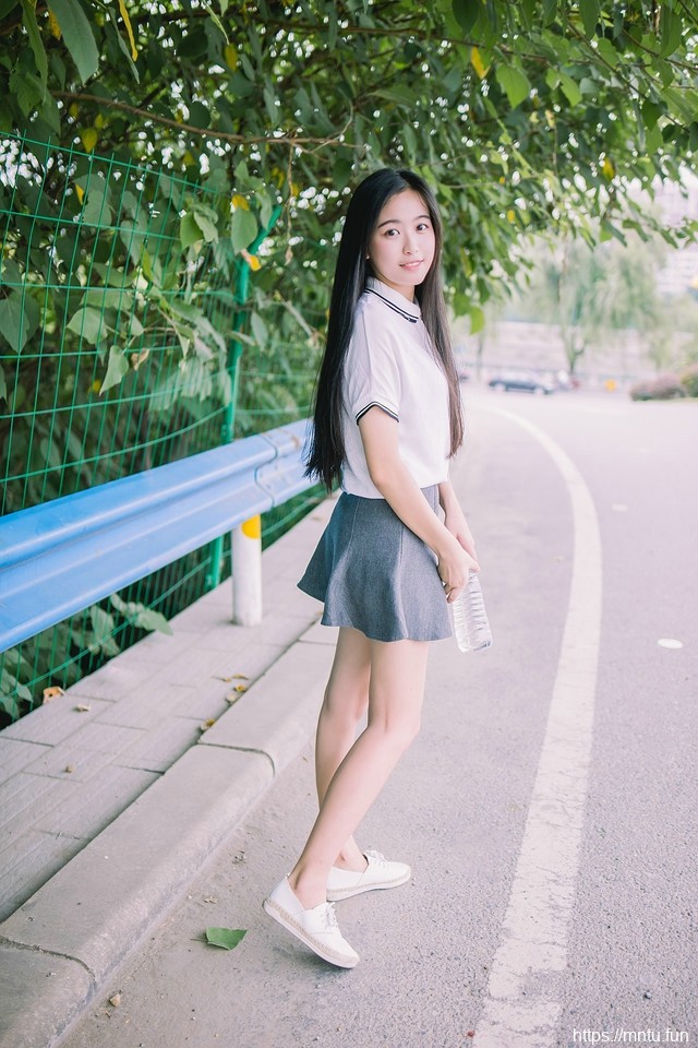 黑长直校服清新氧气美女大眼灵动