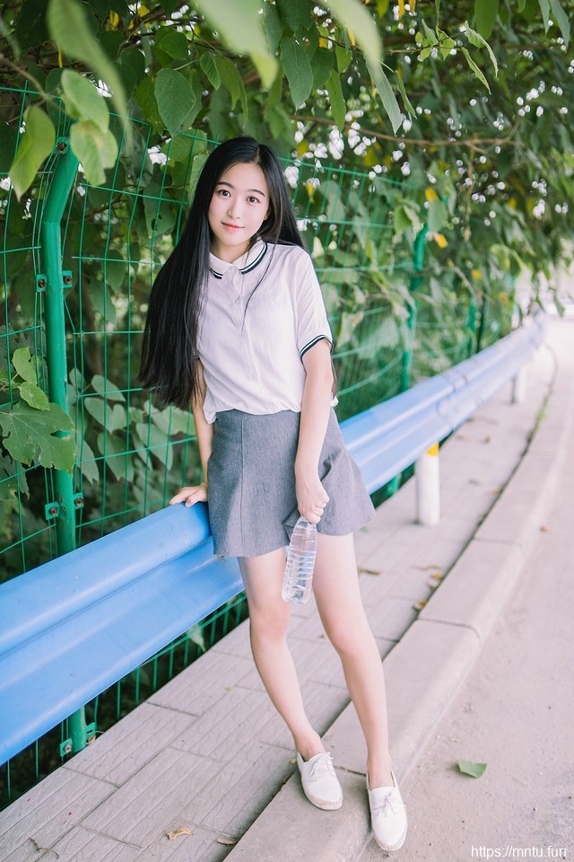 黑长直校服清新氧气美女大眼灵动