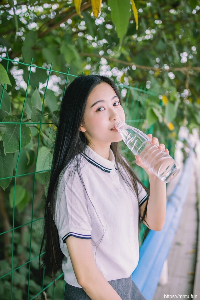 黑长直校服清新氧气美女大眼灵动