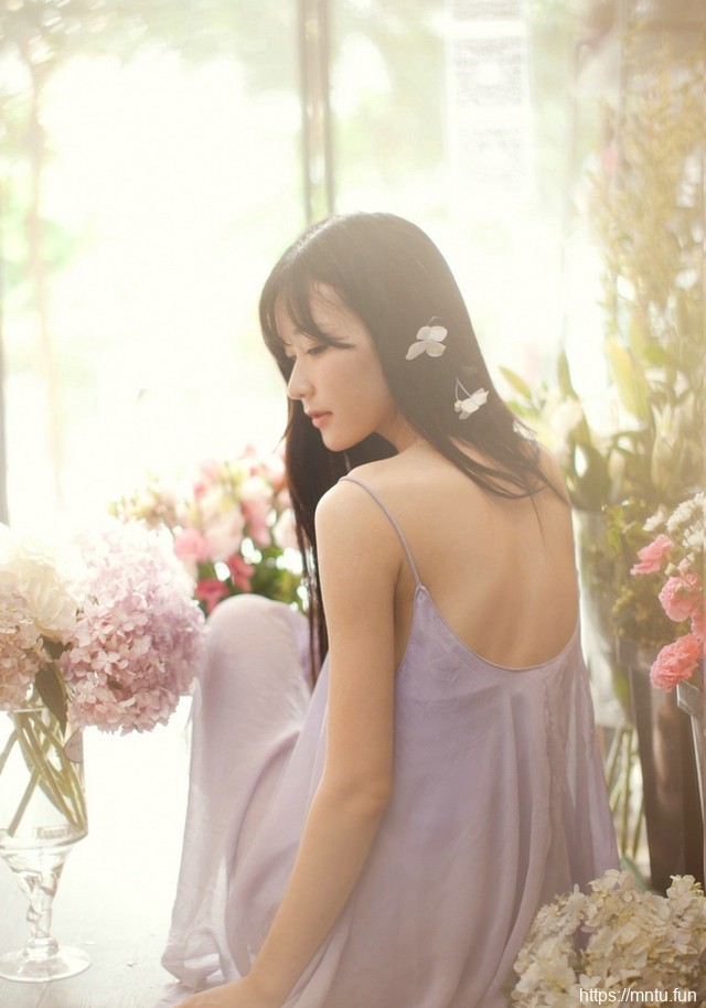 温柔动人的蜜月女孩紫色睡裙美艳倾城