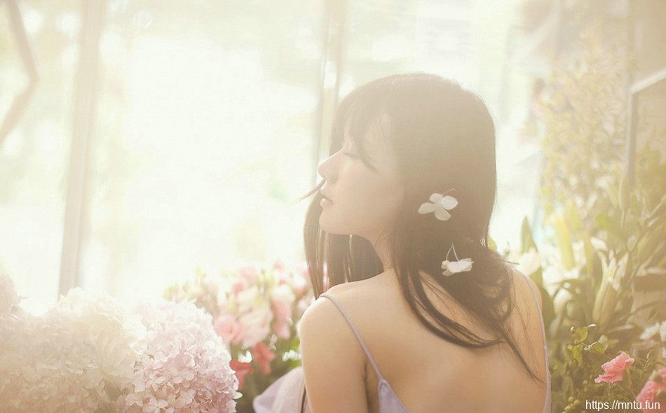 温柔动人的蜜月女孩紫色睡裙美艳倾城