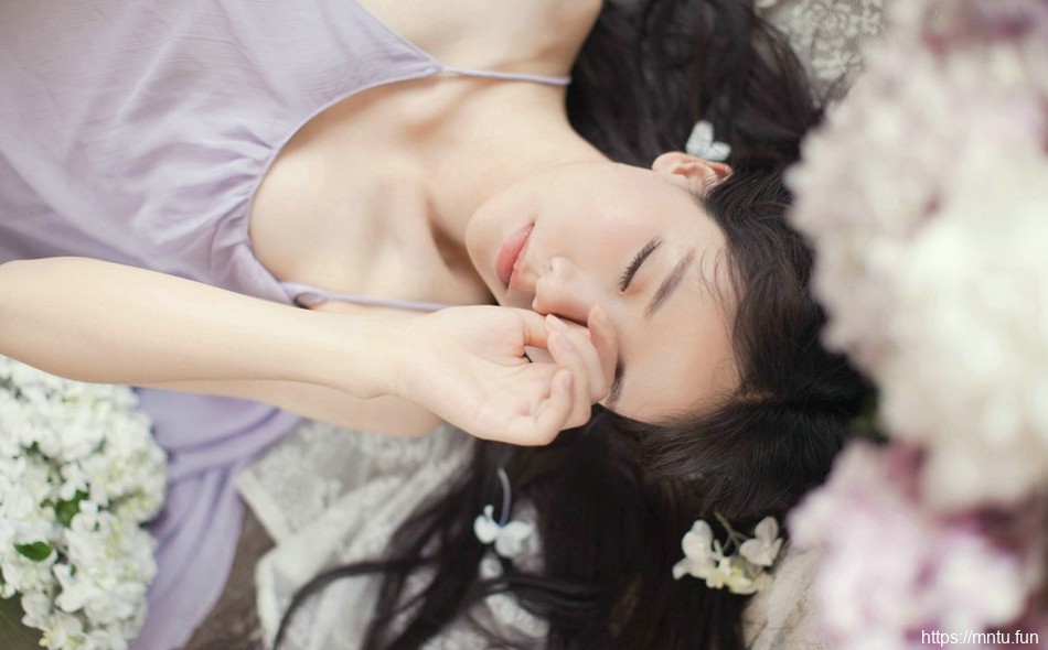 温柔动人的蜜月女孩紫色睡裙美艳倾城