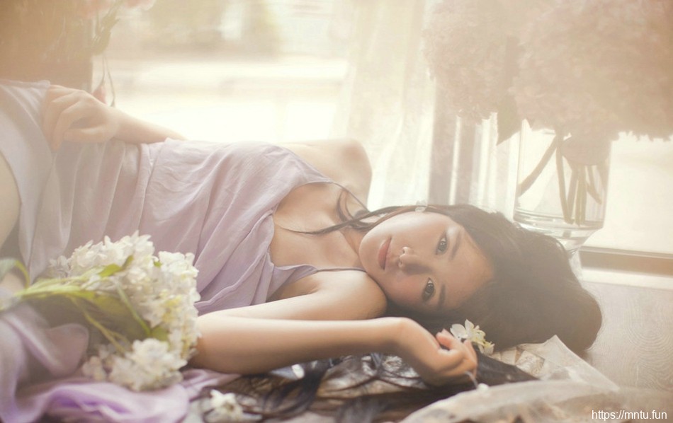 温柔动人的蜜月女孩紫色睡裙美艳倾城
