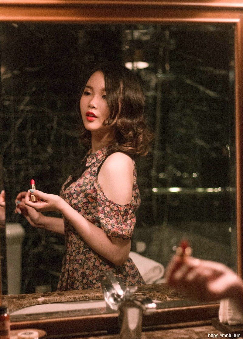 昏暗私房内的碎花裙红唇美女娇艳可人