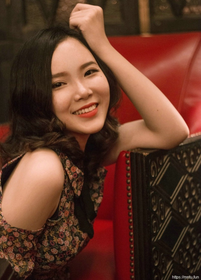 昏暗私房内的碎花裙红唇美女娇艳可人