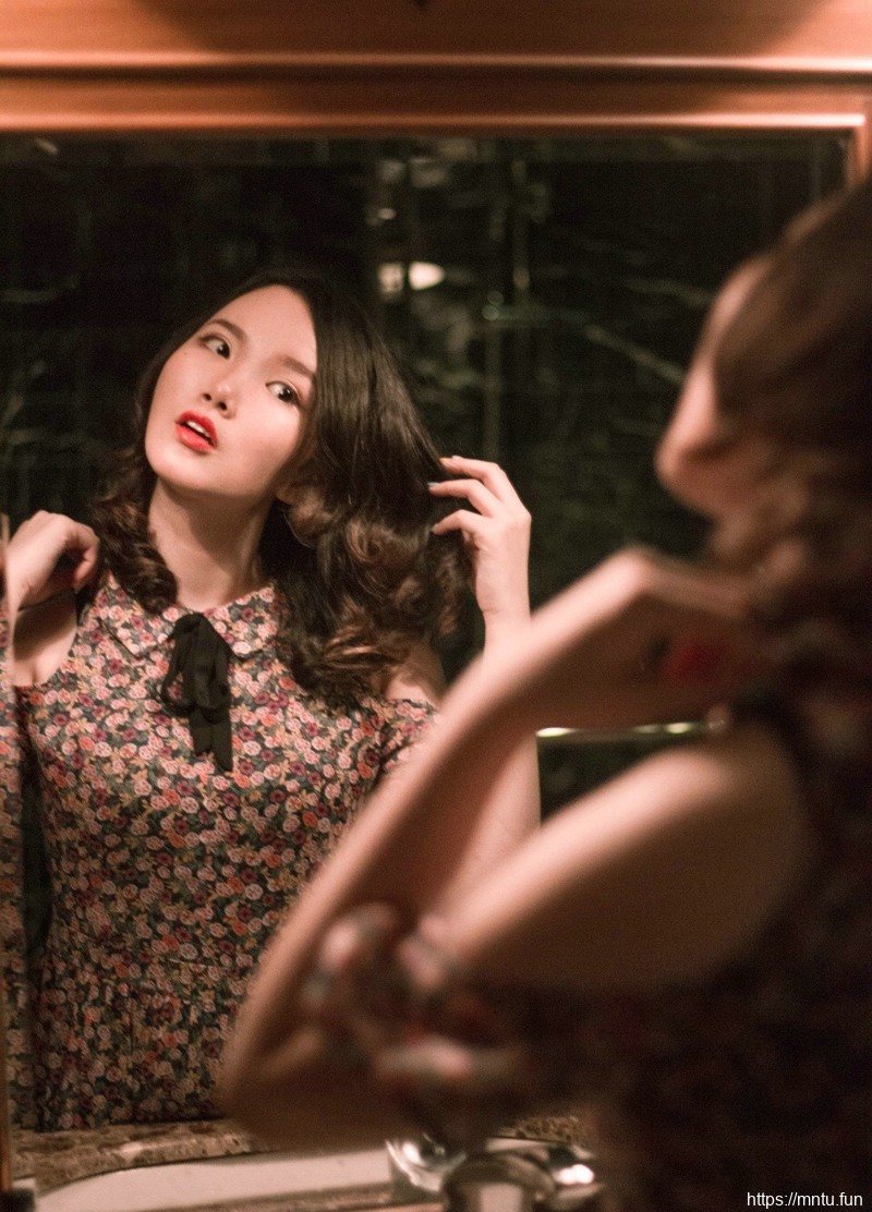 昏暗私房内的碎花裙红唇美女娇艳可人