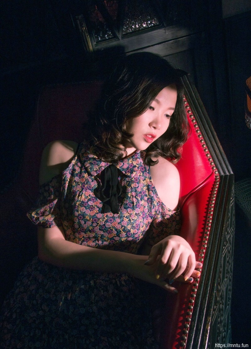 昏暗私房内的碎花裙红唇美女娇艳可人