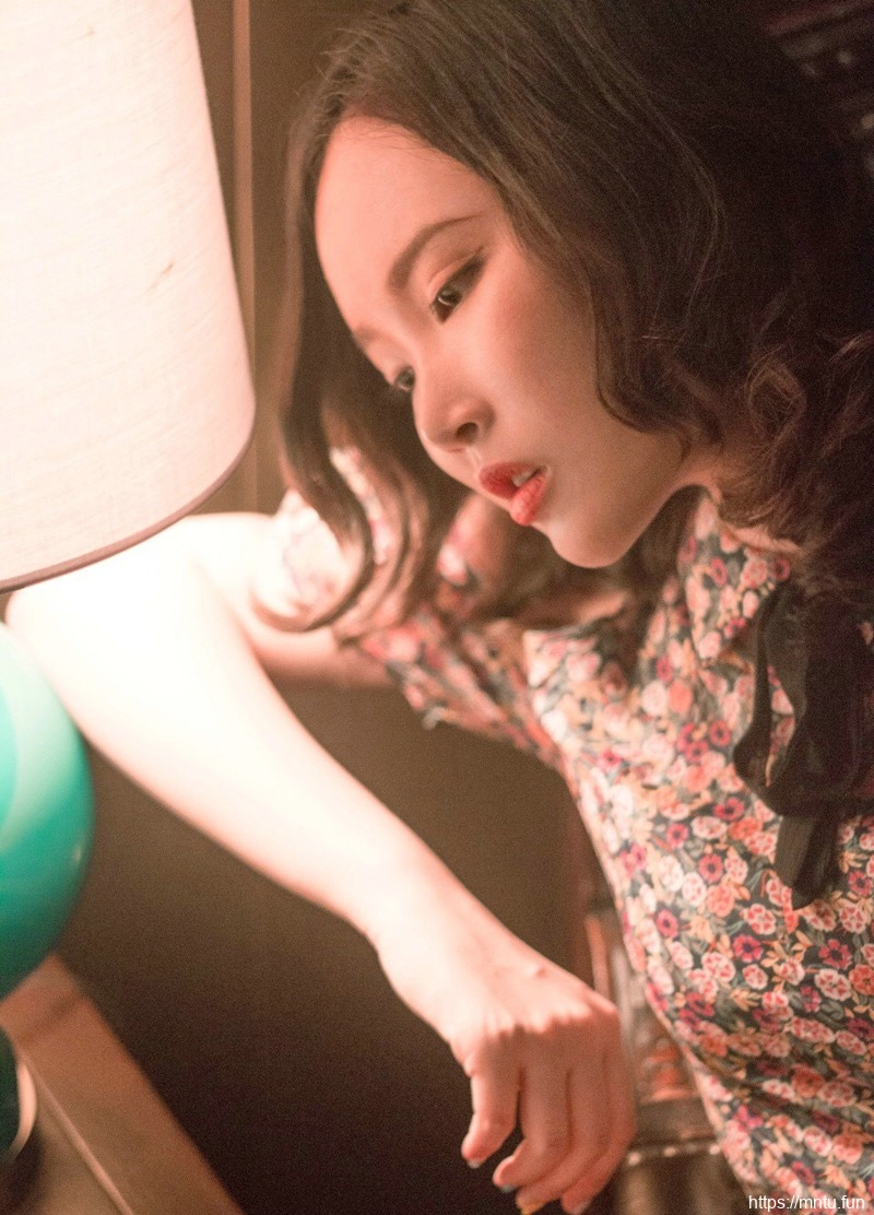 昏暗私房内的碎花裙红唇美女娇艳可人