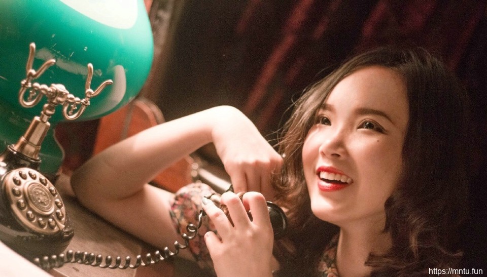 昏暗私房内的碎花裙红唇美女娇艳可人