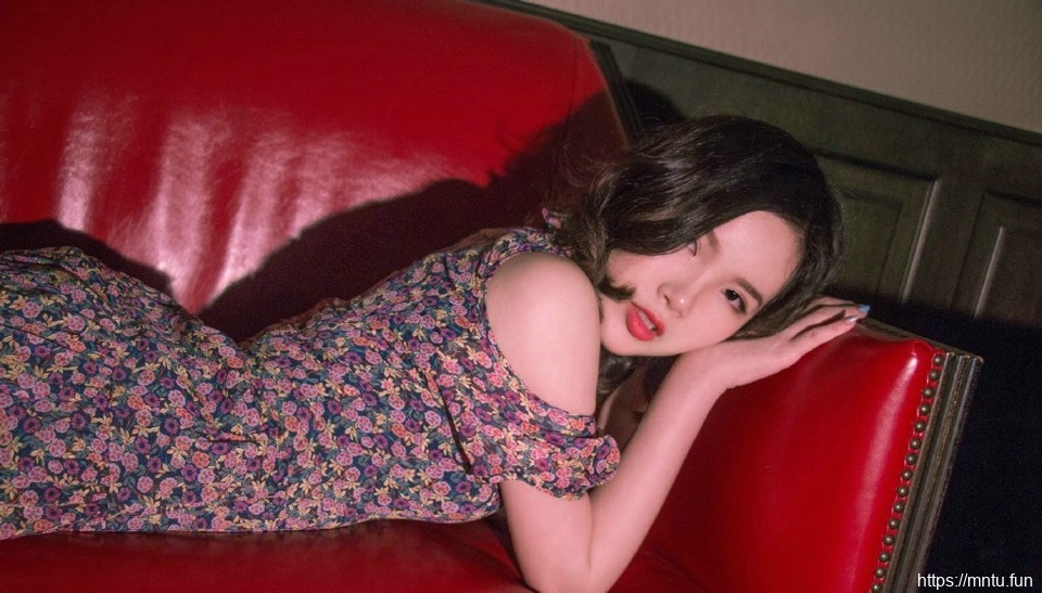 昏暗私房内的碎花裙红唇美女娇艳可人