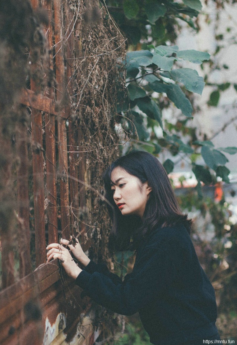 废墟内的头纱美女复古情怀寂寥写真