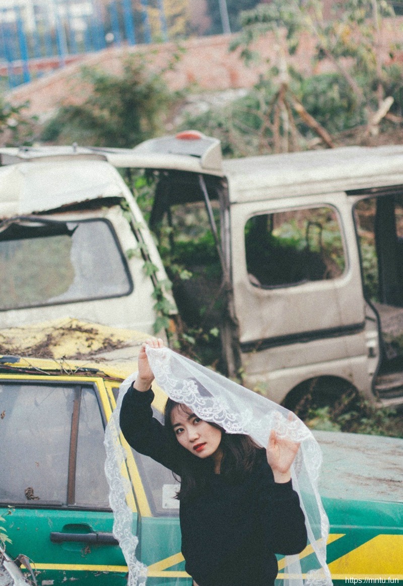 废墟内的头纱美女复古情怀寂寥写真