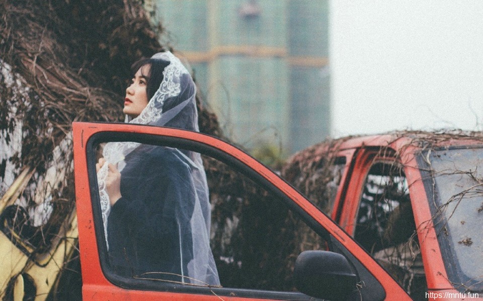 废墟内的头纱美女复古情怀寂寥写真