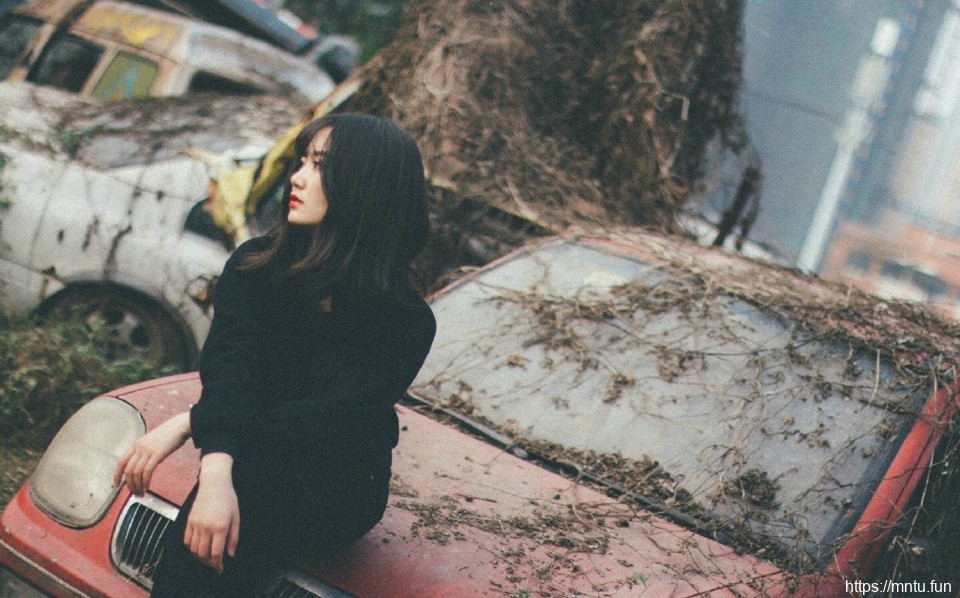 废墟内的头纱美女复古情怀寂寥写真