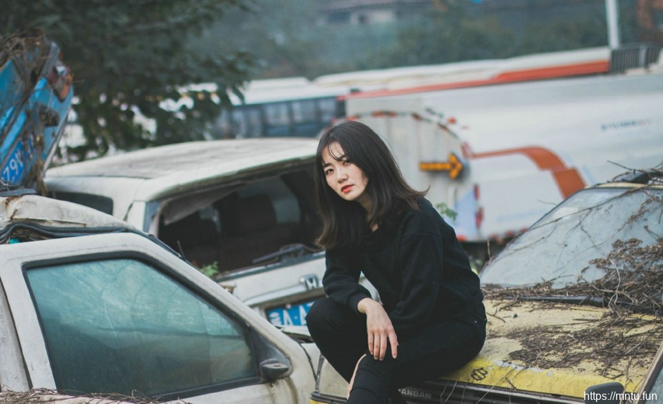 废墟内的头纱美女复古情怀寂寥写真