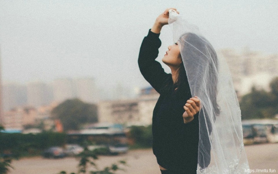 废墟内的头纱美女复古情怀寂寥写真