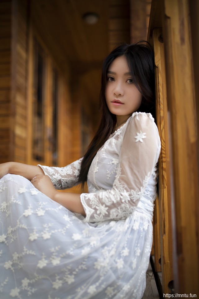 深山木屋美女头戴花环蕾丝裙清新仙气足