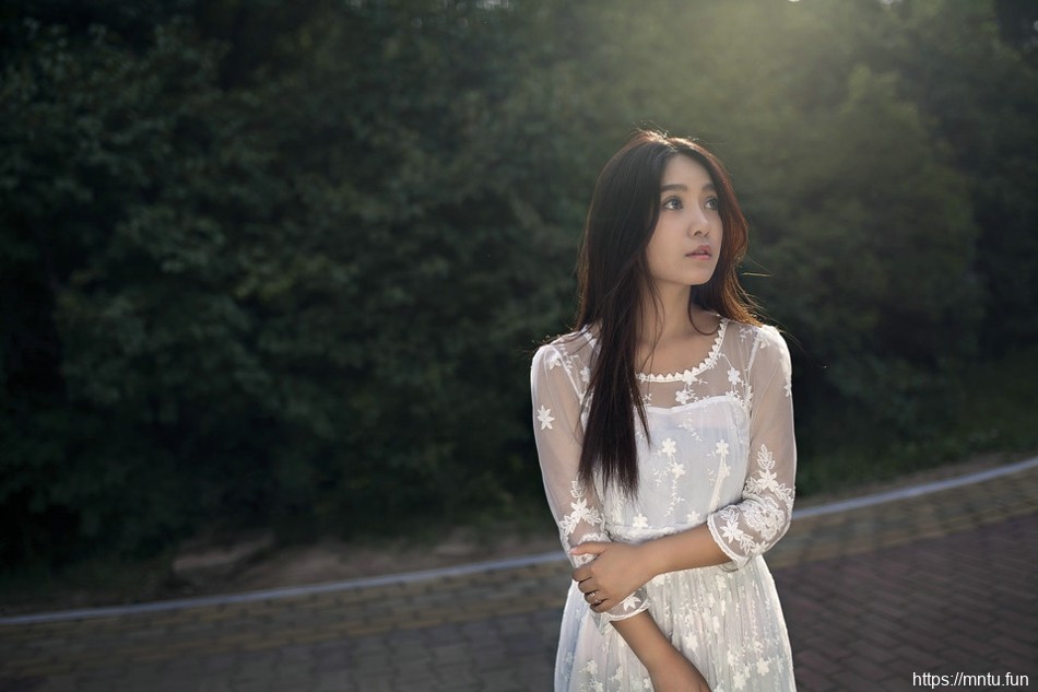 深山木屋美女头戴花环蕾丝裙清新仙气足