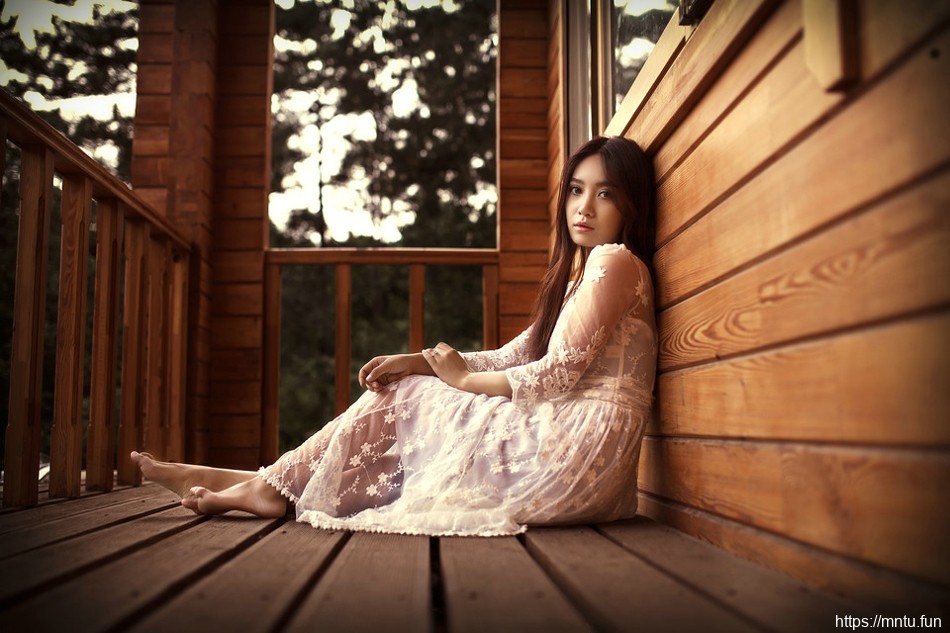 深山木屋美女头戴花环蕾丝裙清新仙气足