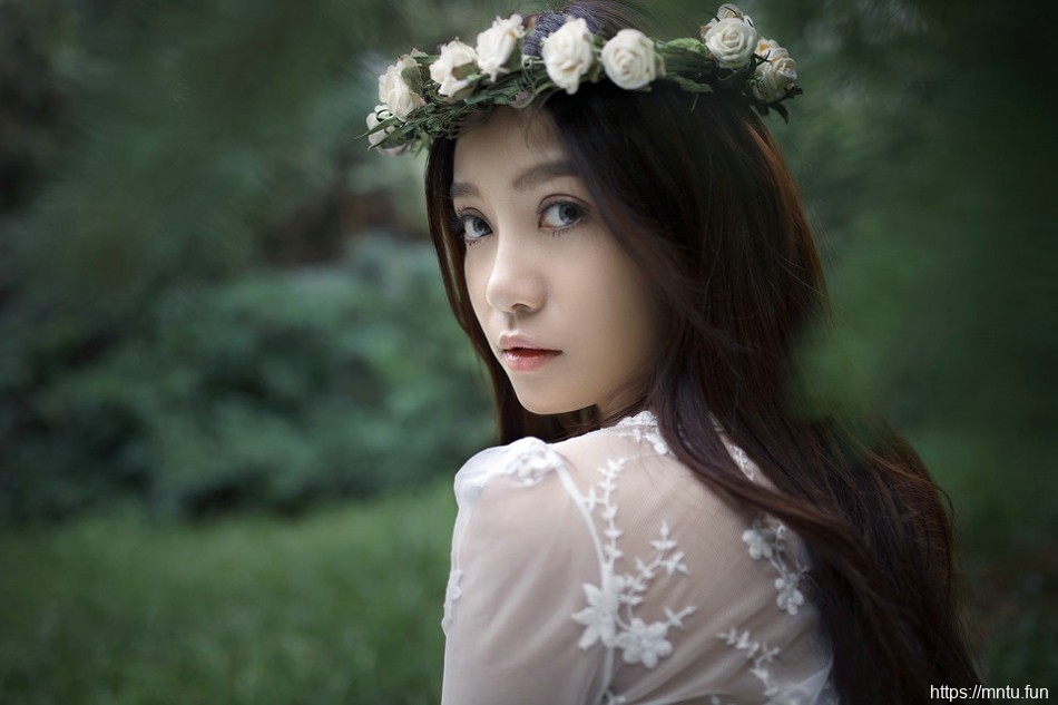 深山木屋美女头戴花环蕾丝裙清新仙气足