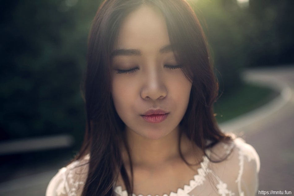 深山木屋美女头戴花环蕾丝裙清新仙气足