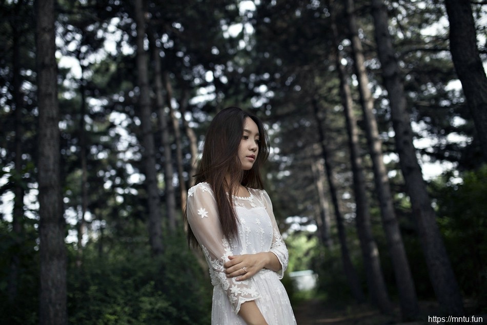 深山木屋美女头戴花环蕾丝裙清新仙气足