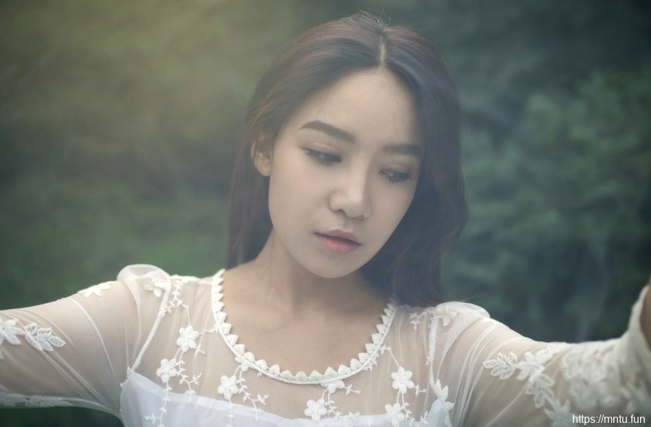 深山木屋美女头戴花环蕾丝裙清新仙气足