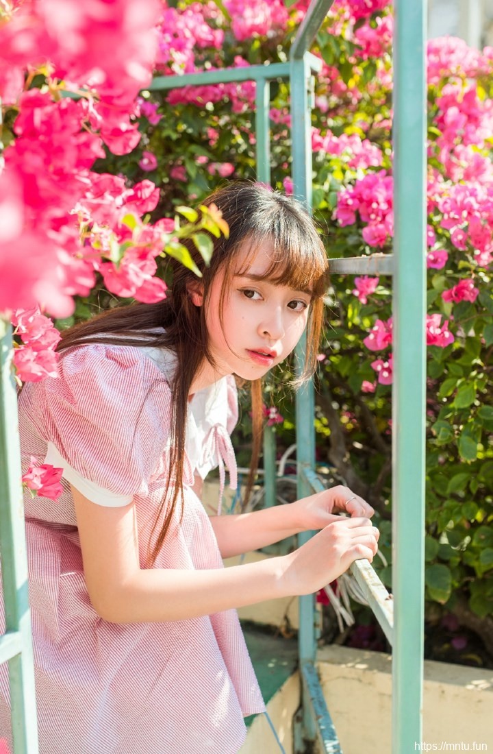 治愈系小萝莉粉嫩裙花园里的唯美清新写真