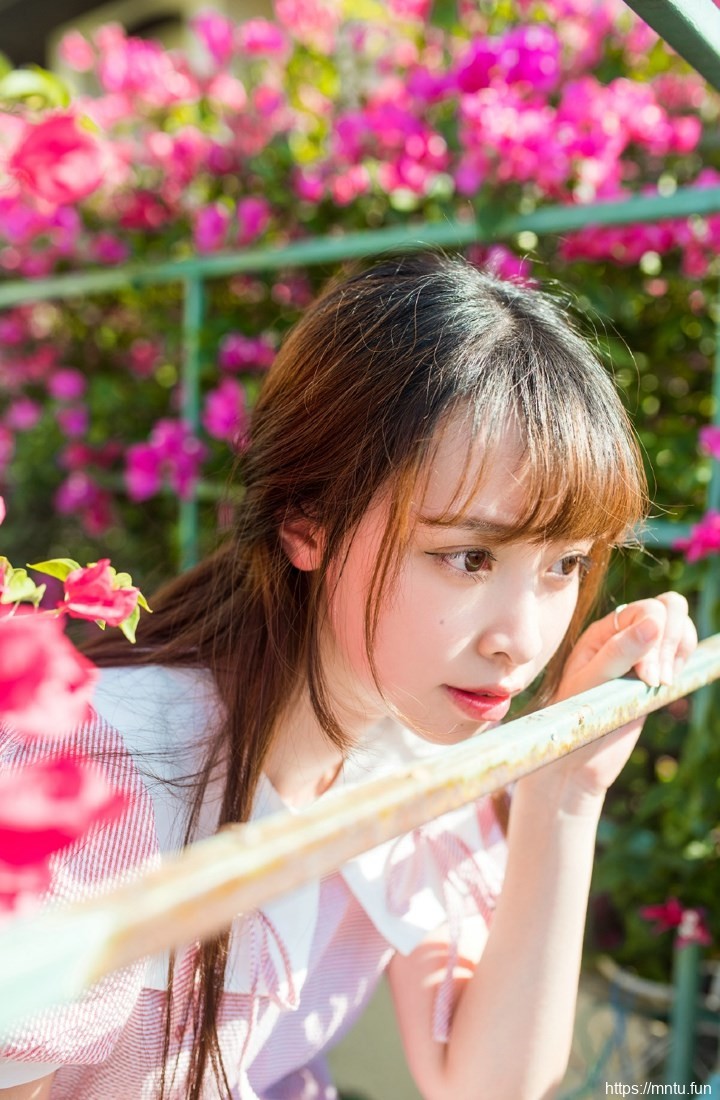 治愈系小萝莉粉嫩裙花园里的唯美清新写真