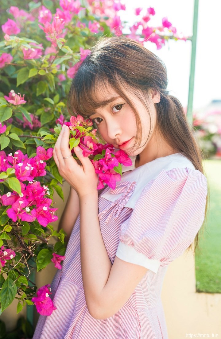 治愈系小萝莉粉嫩裙花园里的唯美清新写真