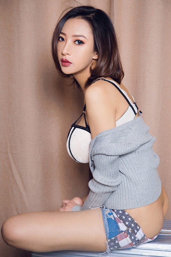 短发气质少妇冷艳典雅