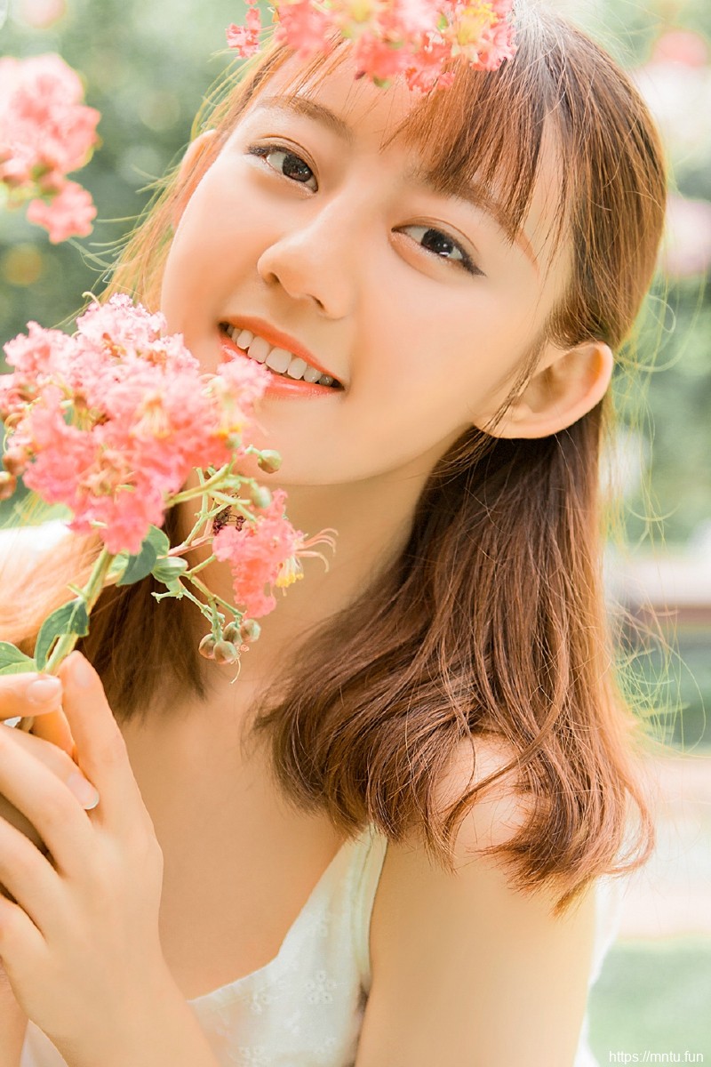 漂亮花一般的美少女笑脸迷人