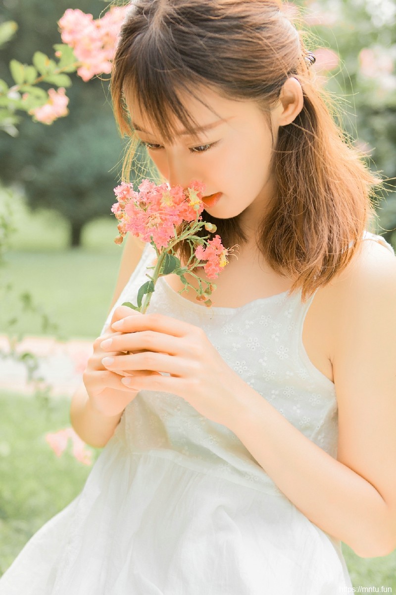 漂亮花一般的美少女笑脸迷人