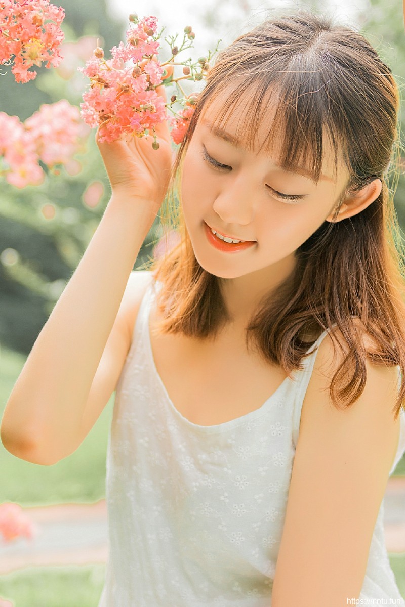 漂亮花一般的美少女笑脸迷人