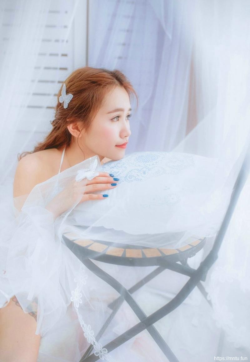 朦胧雪白的床上美女唯美私房粉嫩写真