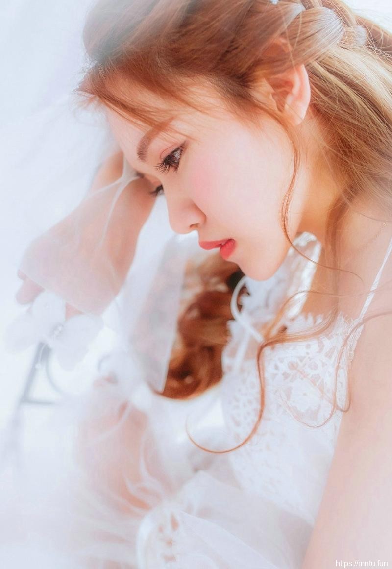 朦胧雪白的床上美女唯美私房粉嫩写真