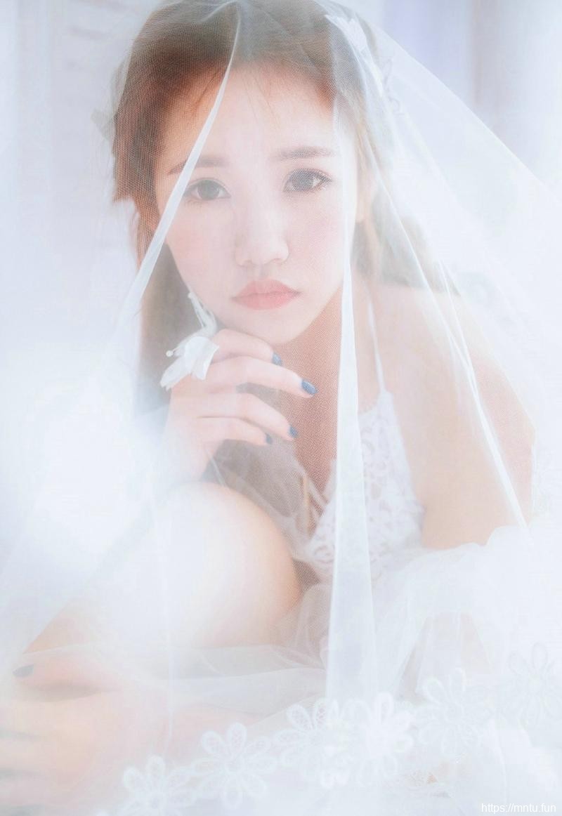 朦胧雪白的床上美女唯美私房粉嫩写真