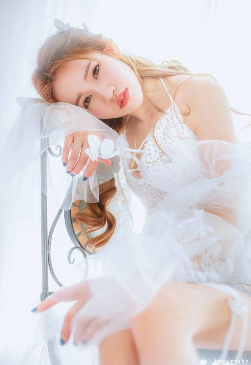 朦胧雪白的床上美女唯美私房粉嫩写真